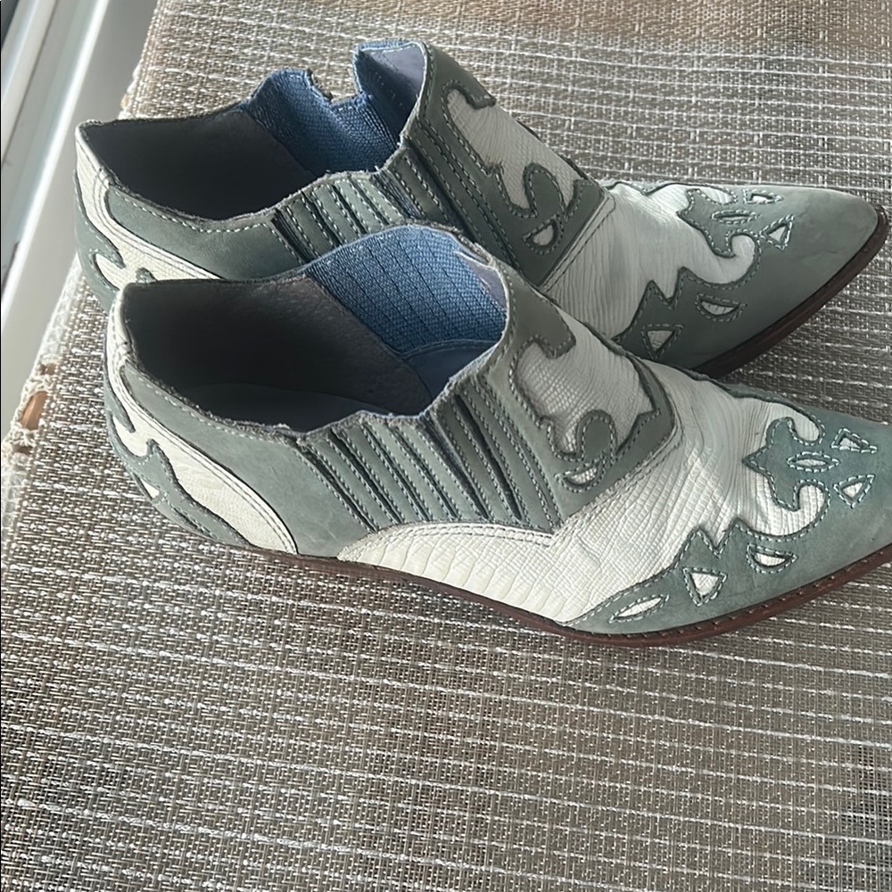 Gray and White woman Western Style Shoes Size 7. - Picture 6 of 8